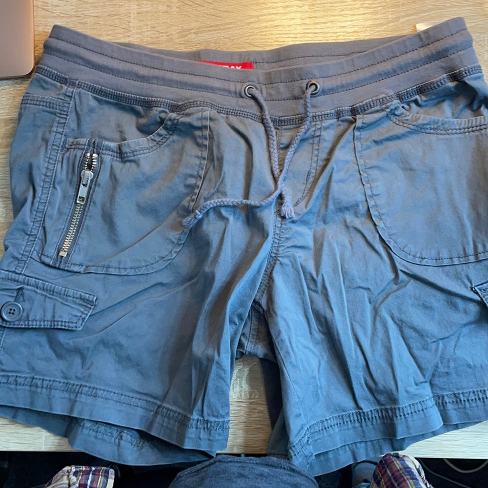 Cargo shorts with elastic band
